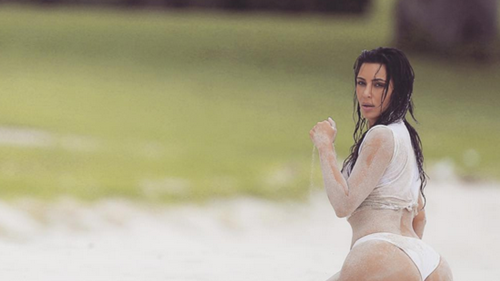 Pohľad pre bohov: Kardashianka ako Miss mokré tričko!