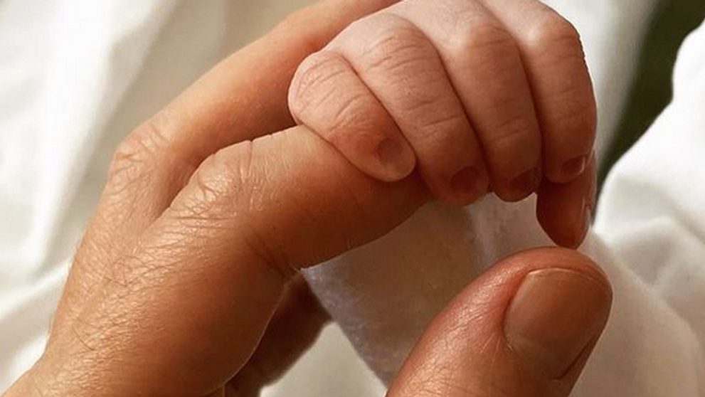 Moderátorovi sa narodil druhý syn: Len dva týždne po smrti jeho staršieho brata