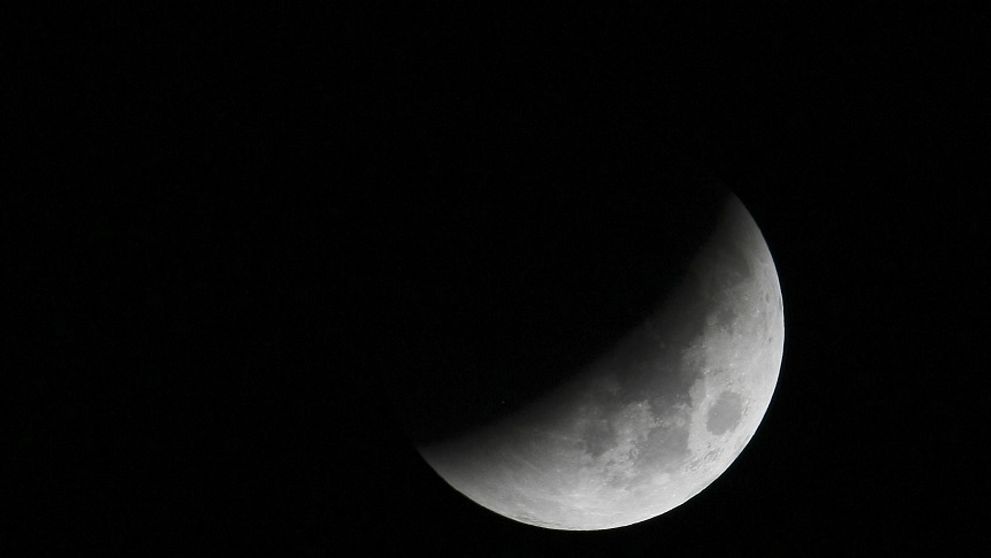 Na oblohe nás dnes večer čaká unikátny úkaz - odhryznutý Mesiac!