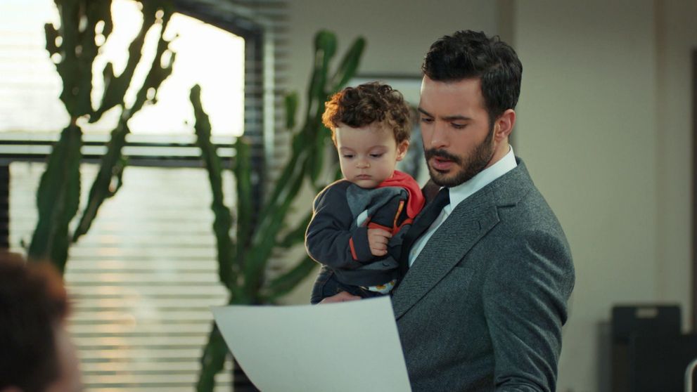 Všetkým padnú sánky, keď sa Ömer na porade zjaví s nečakaným „doplnkom“