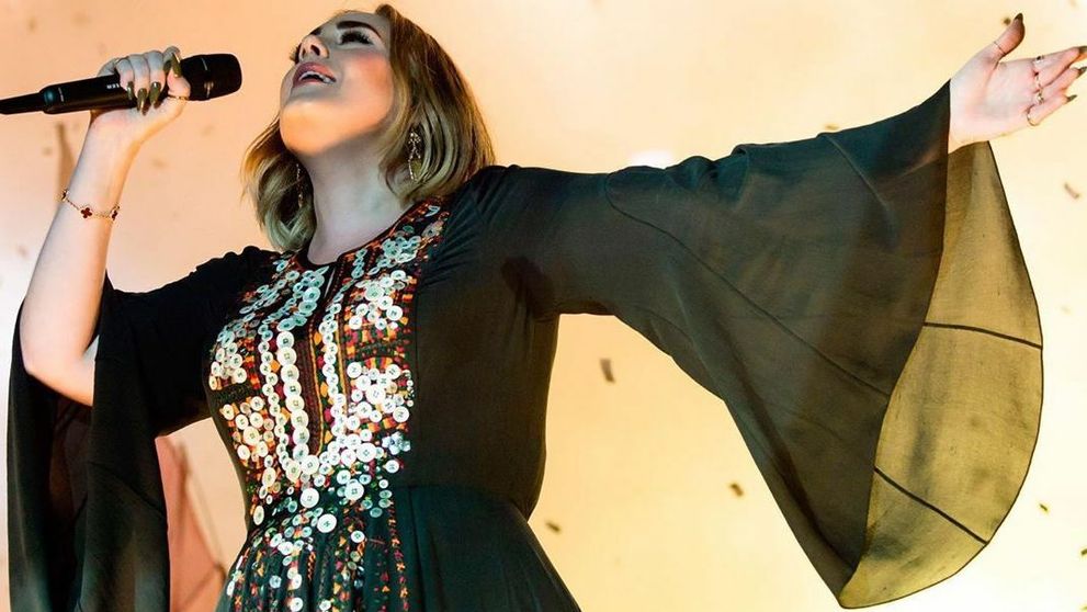 Adele pokračuje v chudnutí: Extrémne štíhlu postavu predviedla v sexy outfite!