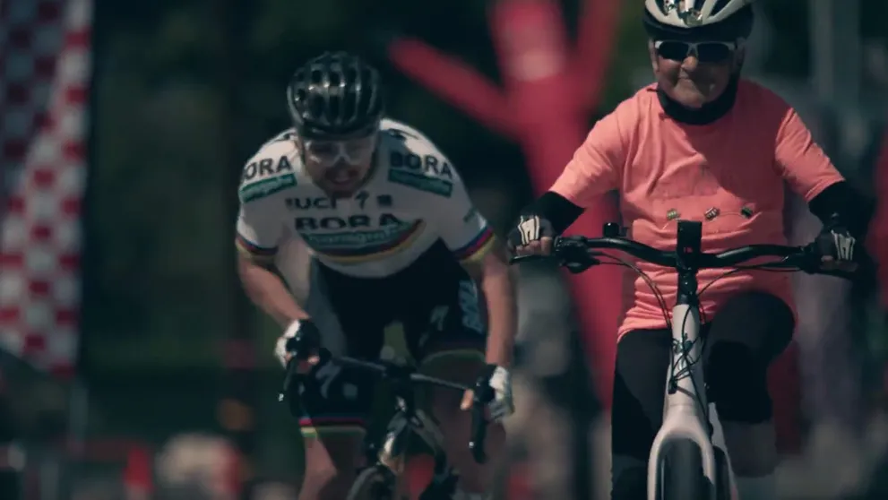 Peter Sagan vs babička na bicykli. V takomto vtipnom videu ste ho ešte nevideli