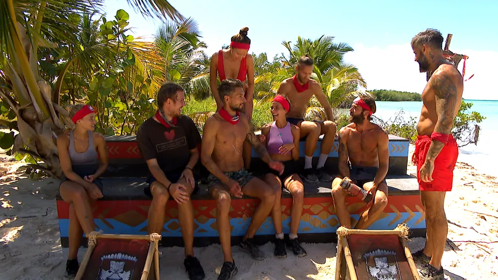 Nahé zábery hviezdy šou Survivor: Rozkročené nohy vo vani