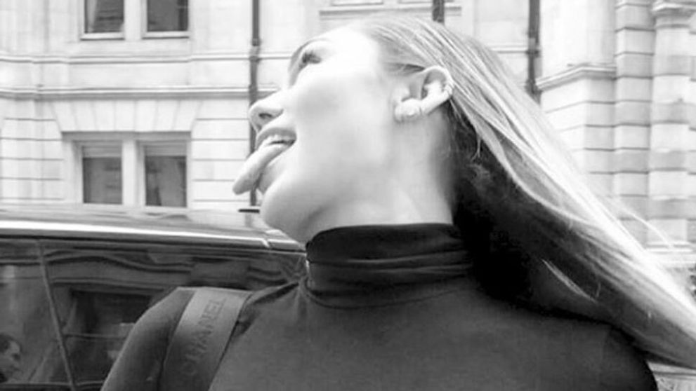 Miley bolo v Londýne chladno. Bradavky bili cez rolák na poplach