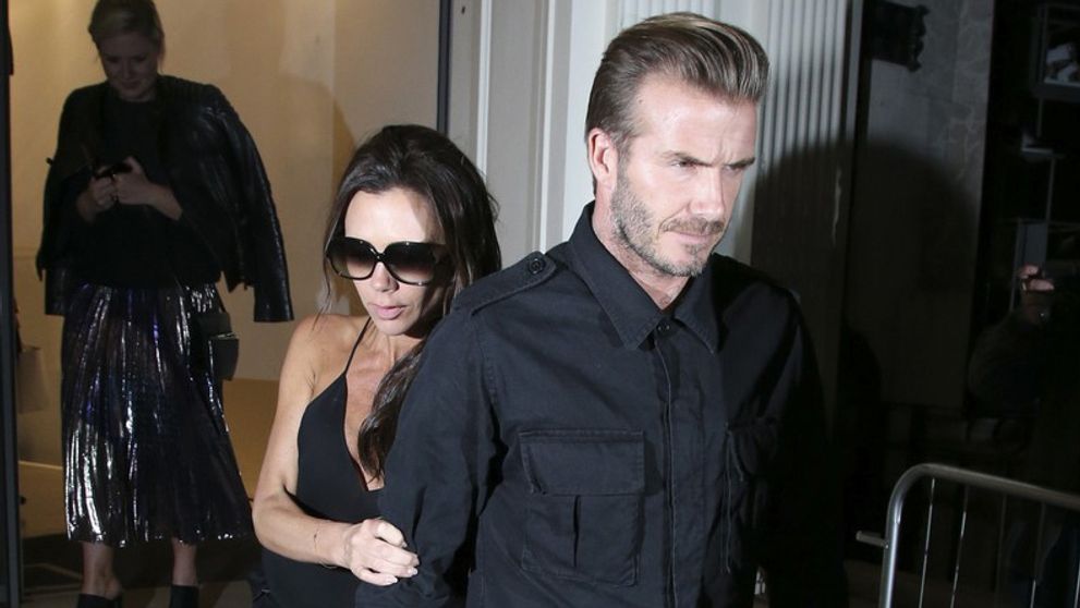 Opitá Victoria Beckham s mokrým fľakom v rozkroku