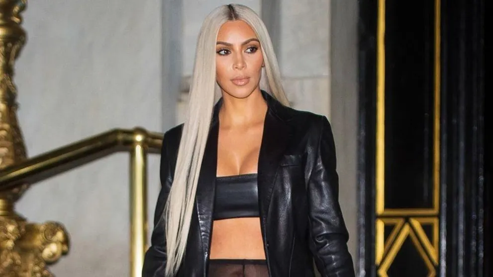 Vulgárna Kim Kardashian. Tento outfit je vrchol nevkusu