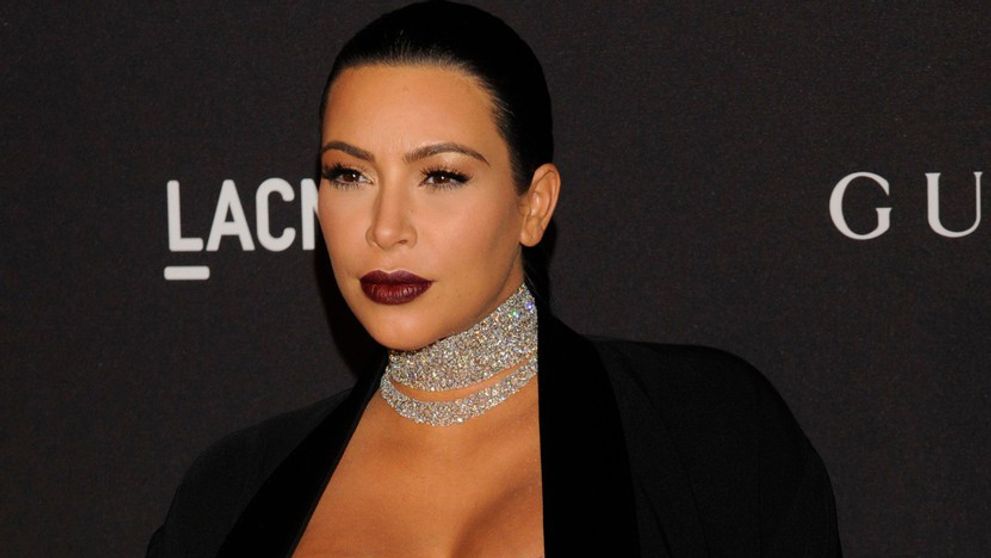 Kim Kardashian s veľkým bruchom prišla na akciu polonahá