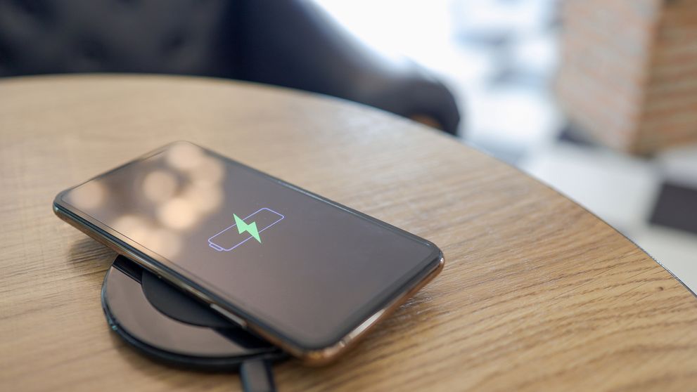 Väčšina ľudí nabíja mobil nesprávne. Týmito chybami skracujete jeho životnosť