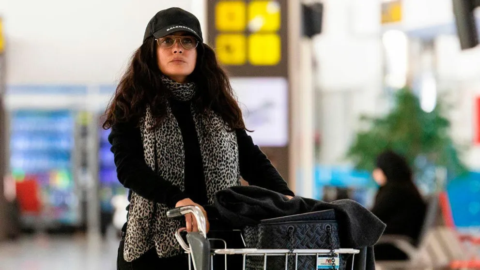Salma Hayek je presne ako my všetci. Pozrite, čo „vyviedla“ na letisku