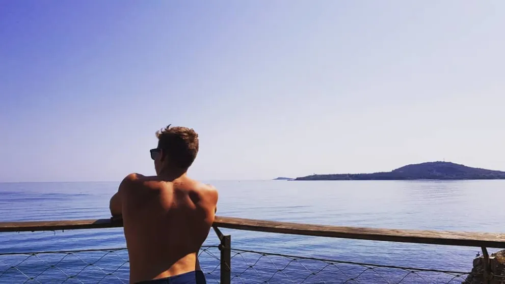 Piatok s fešákom zo SuperStar. Týmto vám zaručene zlepší náladu