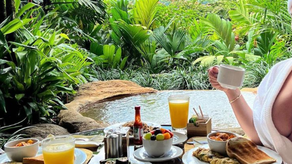 Naozaj chcela ukázať krásnu krajinu? Zo županu jej vypadlo takmer všetko