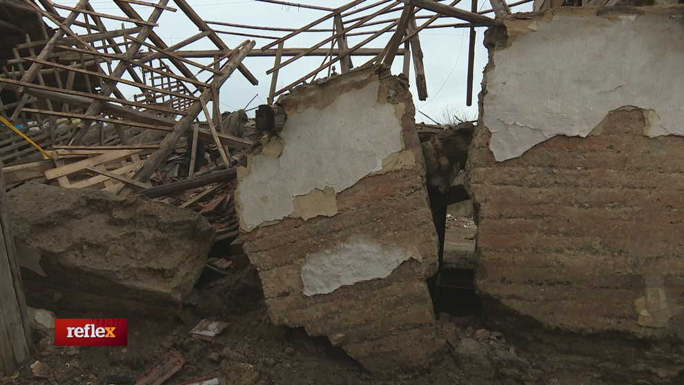 Zrútený dom vo dvore