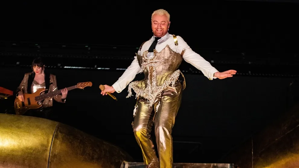 Sam Smith náhle ukončil koncert po štyroch pesničkách. Potom prišla správa