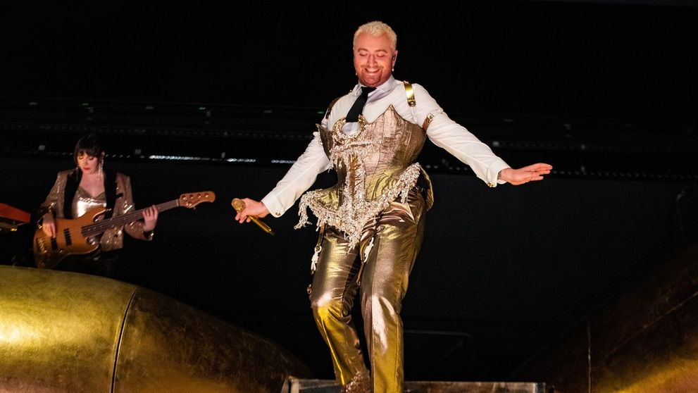 Sam Smith náhle ukončil koncert po štyroch pesničkách. Potom prišla správa