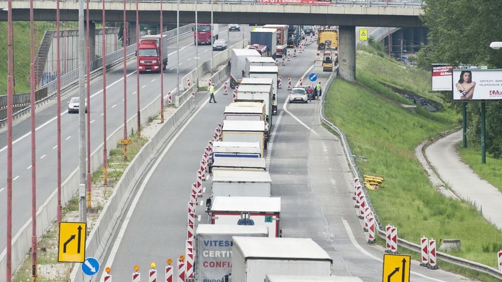 Pevné nervy. Bratislavu čakajú počas piatku veľké dopravné obmedzenia
