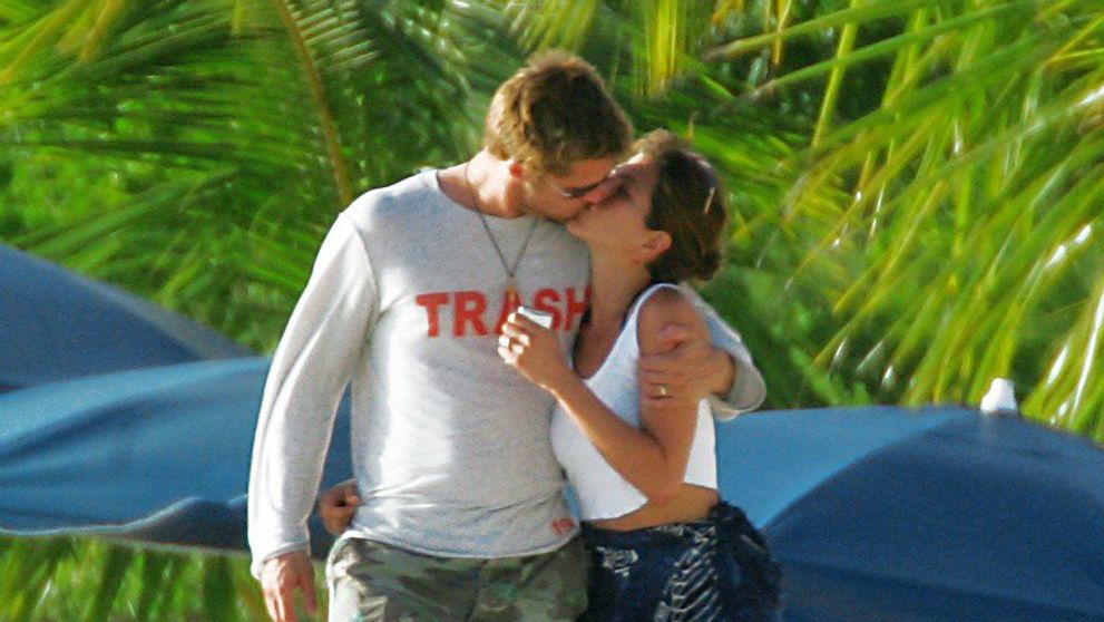 Bulvarný magazín šokoval titulkou: Jennifer Aniston a Brad Pitt sa na nej bozkávajú
