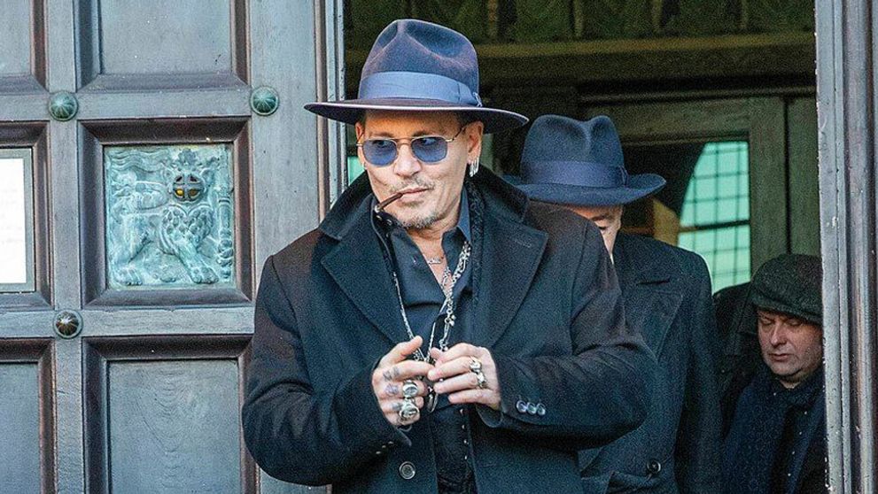 Johnny Depp sa chce oženiť s mladou gogo tanečnicou. Je jasné, čím ho očarila