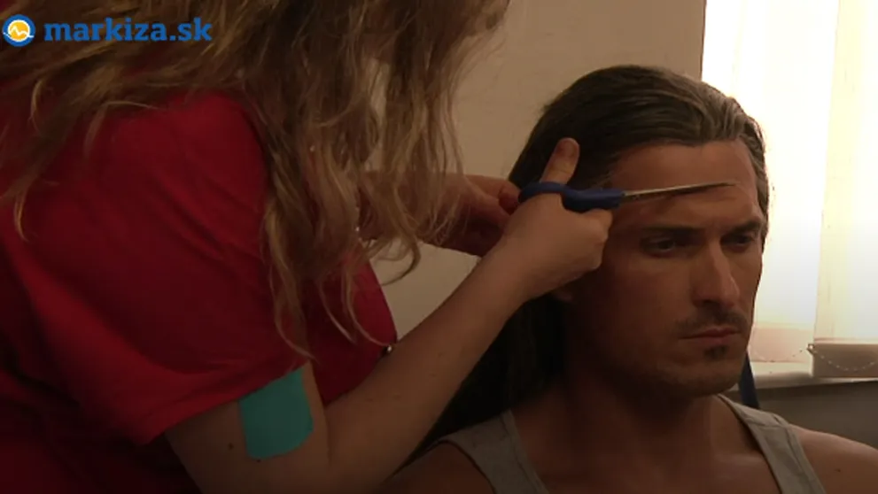 Zábery z maskérne: Takto prebiehala Koleníkova premena
