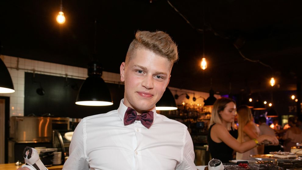 Oliver Oswald sa úplne dochrámal! Krv mu presakovala cez košeľu