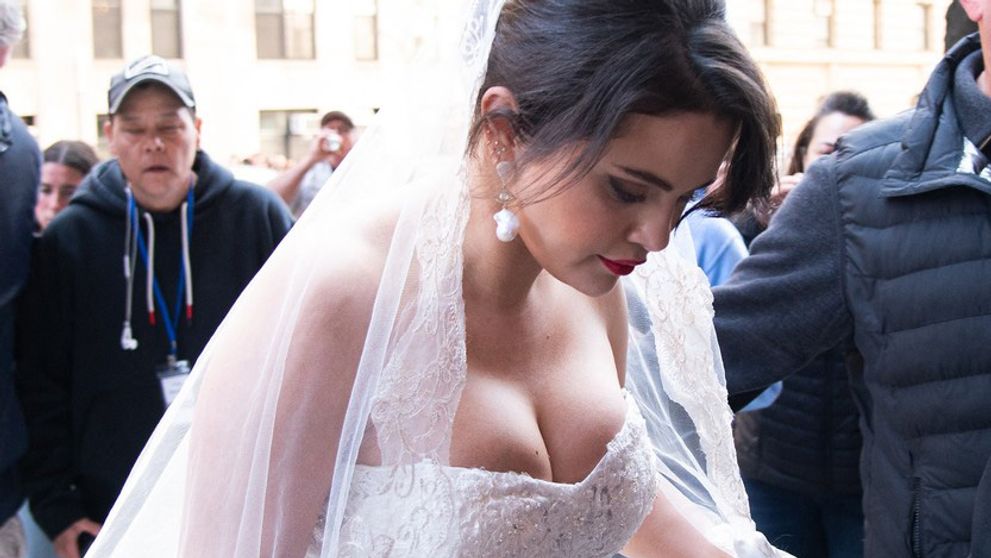 Fanúšikovia šalejú: Selena Gomez vo svadobných šatách