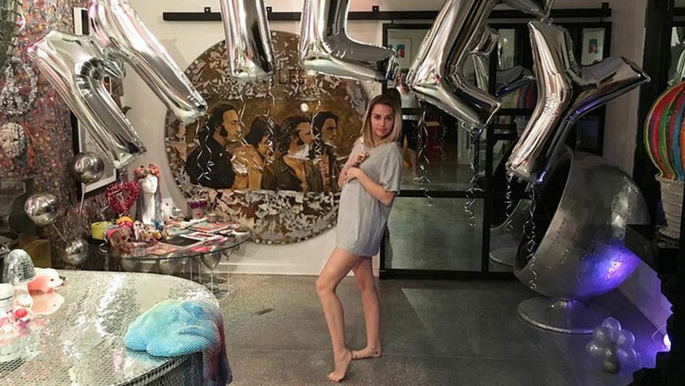 Miley vysvetlila „tehotenské“ bruško. Bez vulgarizmu sa to nezaobišlo