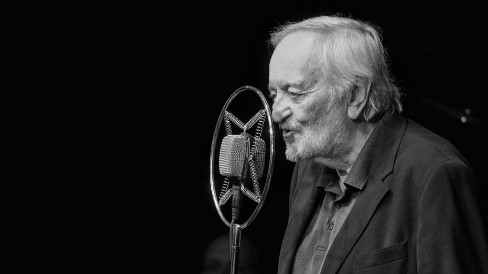 „Skôr než odídeš, aspoň mi zbohom daj,“ spieval Lasica. Pripomeňme si hudobný odkaz velikána