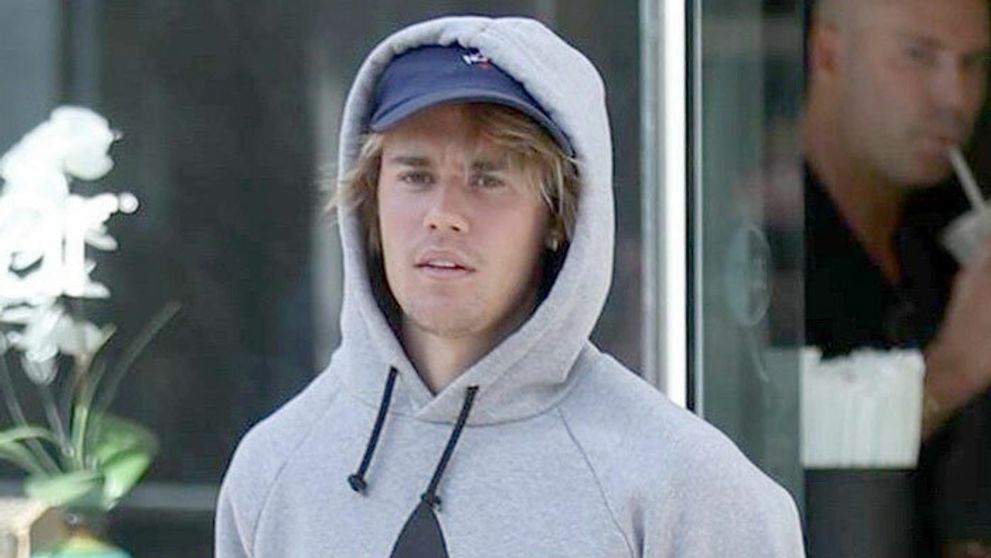 Justin Bieber po boku blonďavej modelky. Od Seleny má na kilometre ďaleko