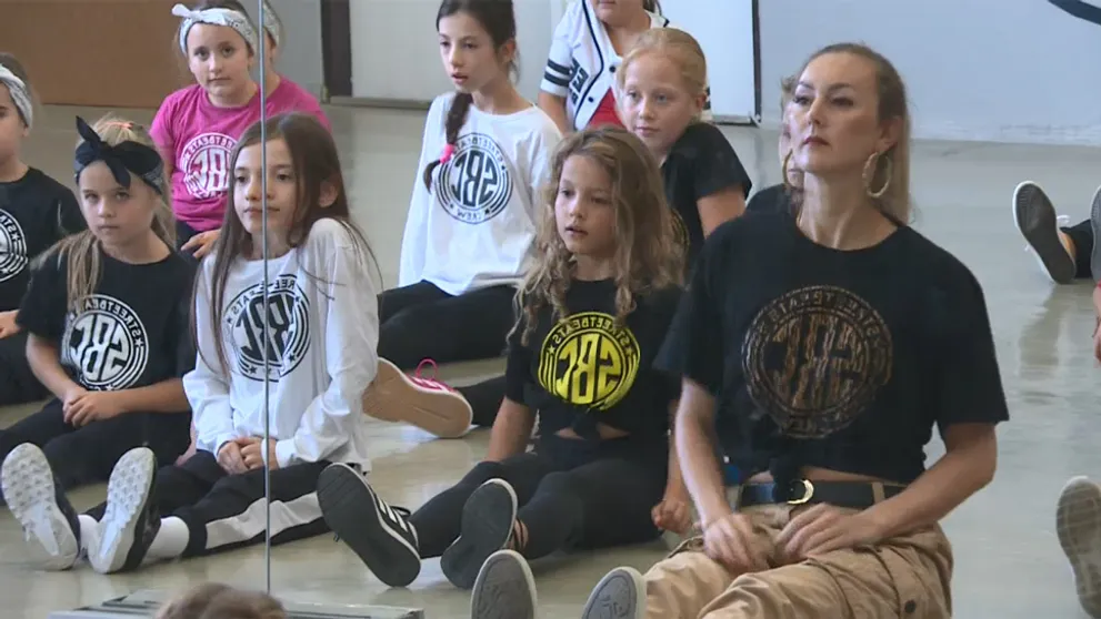 Povedali by ste, že Viky zo seriálu Oteckovia miluje hip-hop? Tak sledujte!