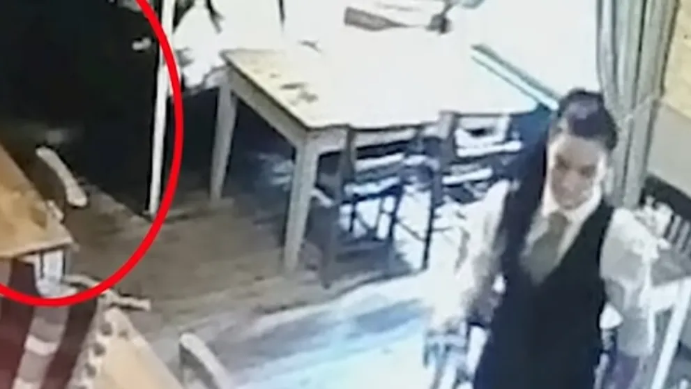 Majiteľa prevádzky šokovali zábery z kamery. Ide naozaj o dievčatko v šatách?