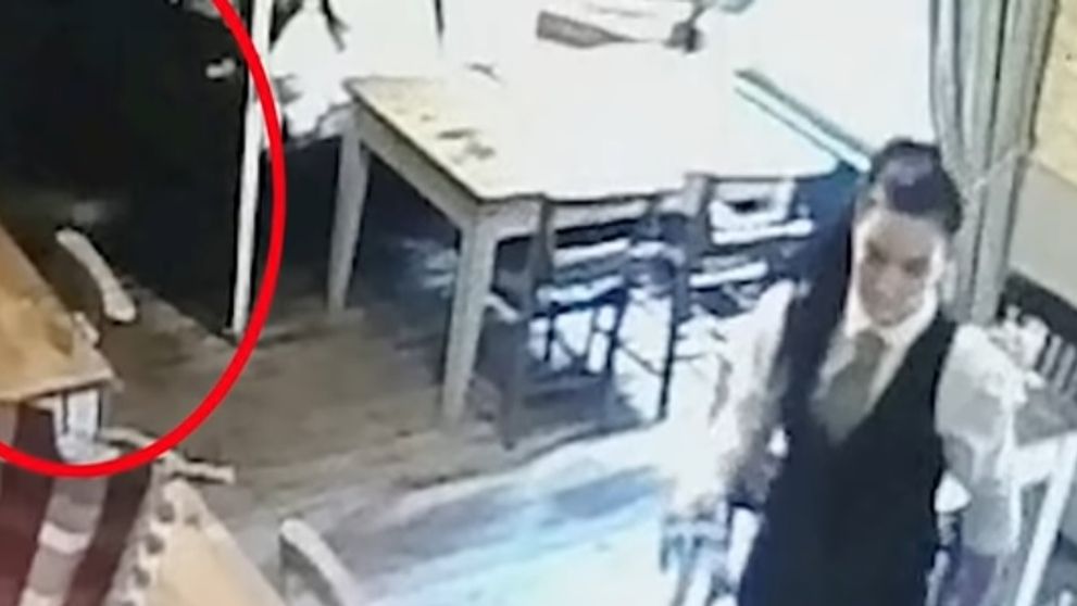 Majiteľa prevádzky šokovali zábery z kamery. Ide naozaj o dievčatko v šatách?
