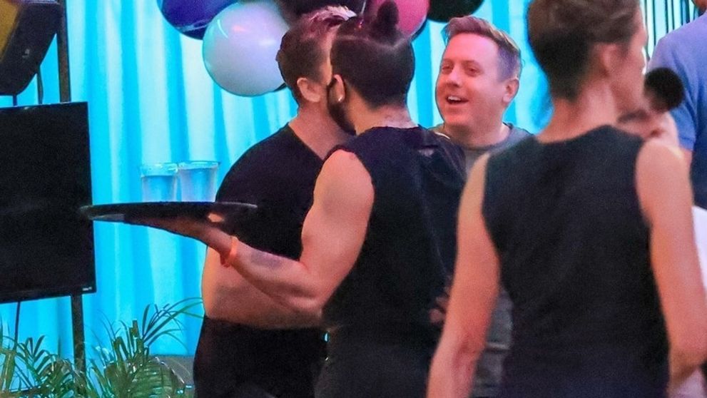 Idol tínedžeriek sa stal otcom. S manželom majú dvojičky