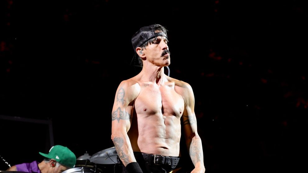 VIDEO: Poplach na pódiu. K Red Hotom skočil fanúšik, nemal to robiť