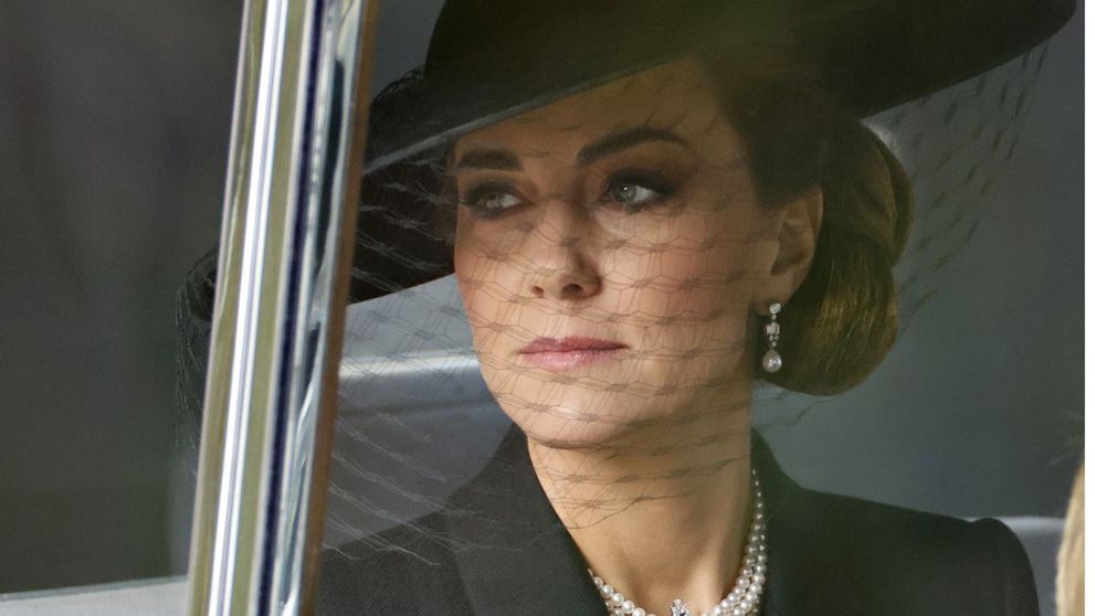 Princezná z Walesu na pohrebe kráľovnej: Obraz dôstojnosti
