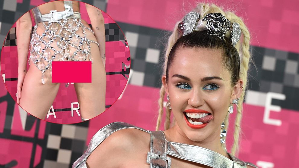 Ako zo šialeného porna! Miley Cyrus moderovala takmer nahá