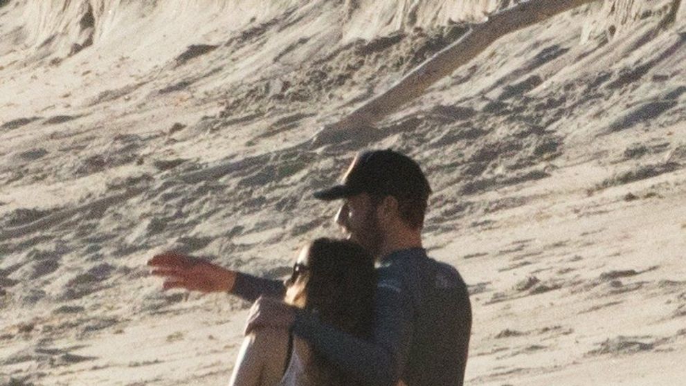 Obliekol si osem nohavíc a desať košieľ, aby sa vyhol poplatku na letisku