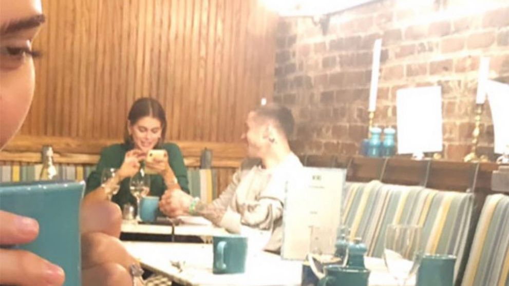 Mladučkú modelku pristihli so zlým chlapcom: To naozaj?