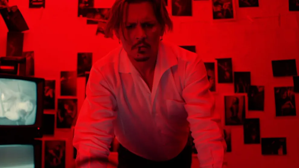 Veď toto už je porno. Johnny Depp si vo videoklipe užíva trojku