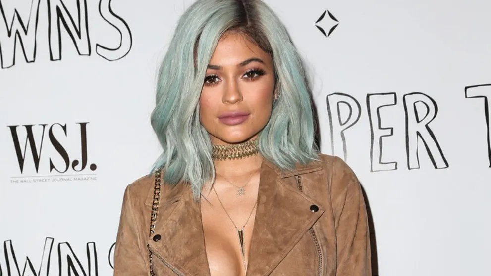 Sedemnásťročná Kylie na červenom koberci v spodnej bielizni