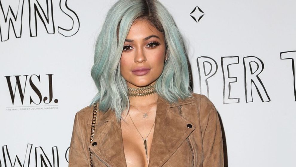 Sedemnásťročná Kylie na červenom koberci v spodnej bielizni