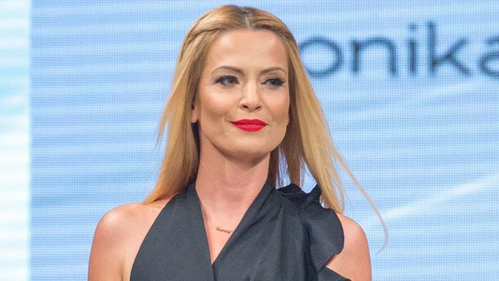 Ďurianová v úlohe modelky. Ukazovanie nohavičiek zrejme nebolo v pláne