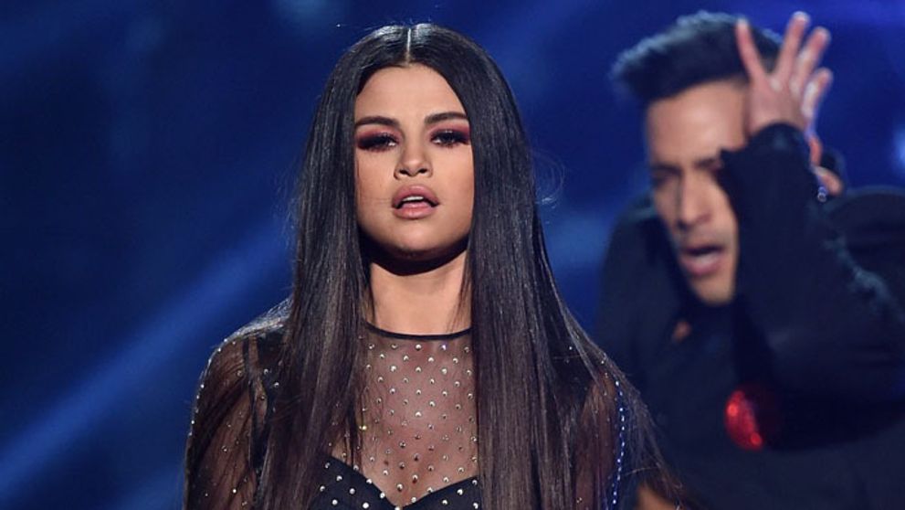 Selena Gomez vystúpila len v nohavičkách. Štíhla sexica je späť!