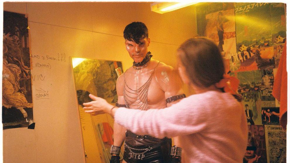 ADONXS má nový klip. Robil na ňom človek, ktorý má na konte videá aj pre Harryho Stylesa