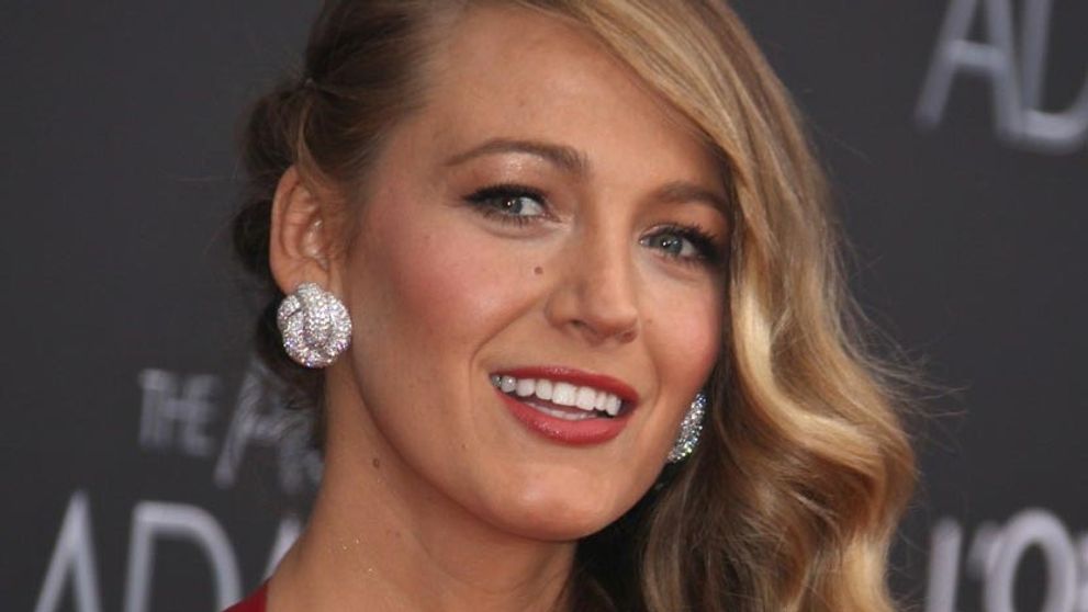 Od pôrodu prvýkrát na verejnosti. Blake Lively je nádherná!