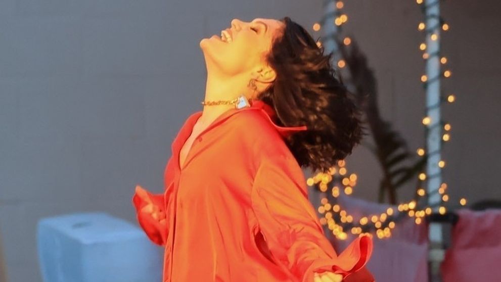 Nechýbalo veľa a... Ukázala takmer všetko! Speváčka si iba prsia prekryla rukou