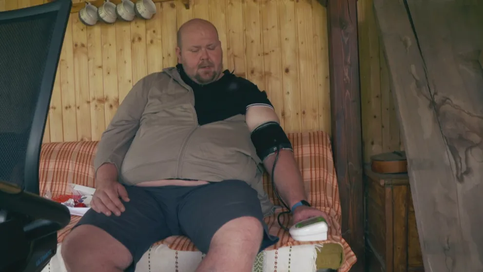 Ako jediný účastník má zakázané cvičenie. Petrovi sa zhoršil zdravotný stav