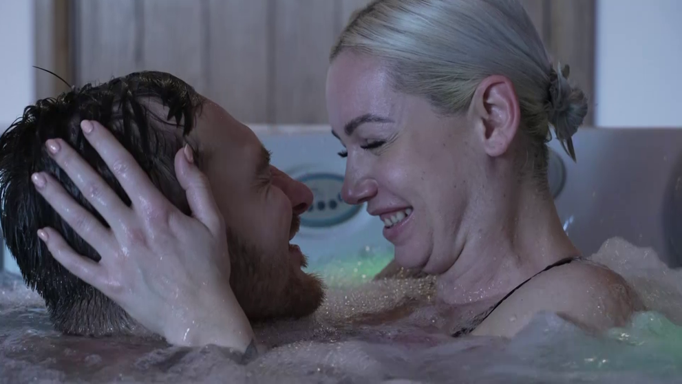 Jemné dotyky a zamilované pohľady. Medzi Monikou a Michalom to poriadne iskrí