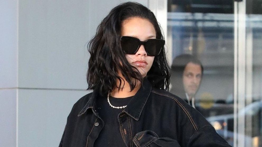 To čo má v ruke? Rihanna, tak v takejto póze sme ťa ešte nevideli