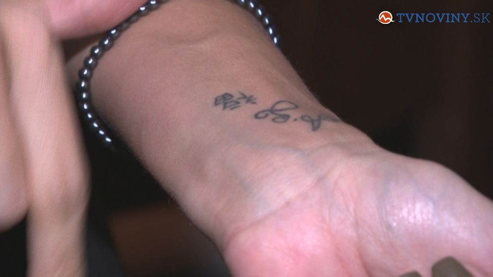 Silvia Kucherenko a jej tetovanie. Viete, čo to tam má napísané?