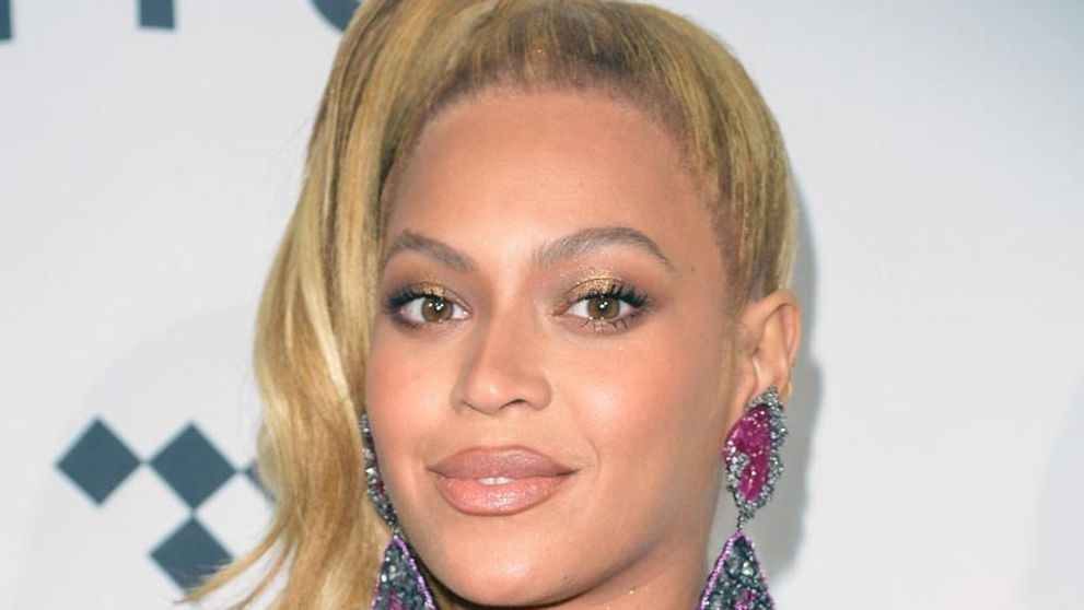 Naojdvážnejší výstrih Beyoncé. Stačil by milimeter a boli by vonku!