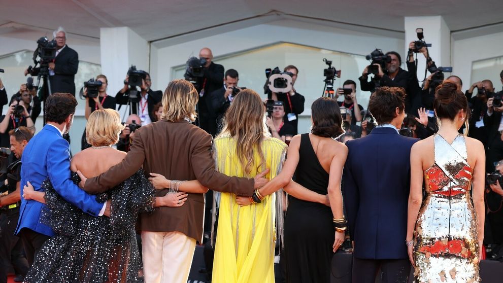 Naozaj mu napľul medzi nohy?! Fanúšikovia sú zo správania herca zmätení
